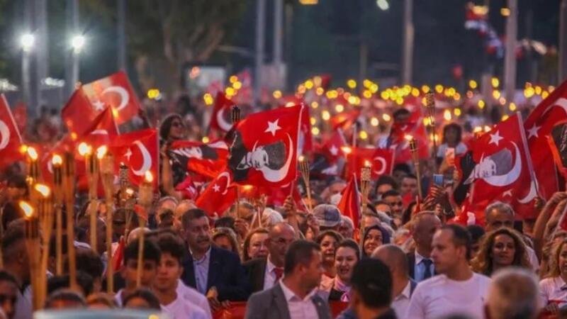 Antalya’da binlerce kişi fener alayında yürüdü