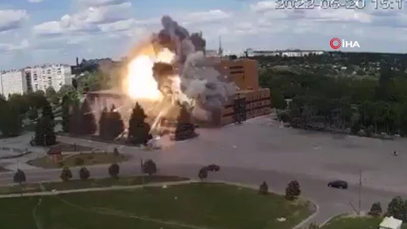 Rusya, Harkov'da kamu binasını vurdu