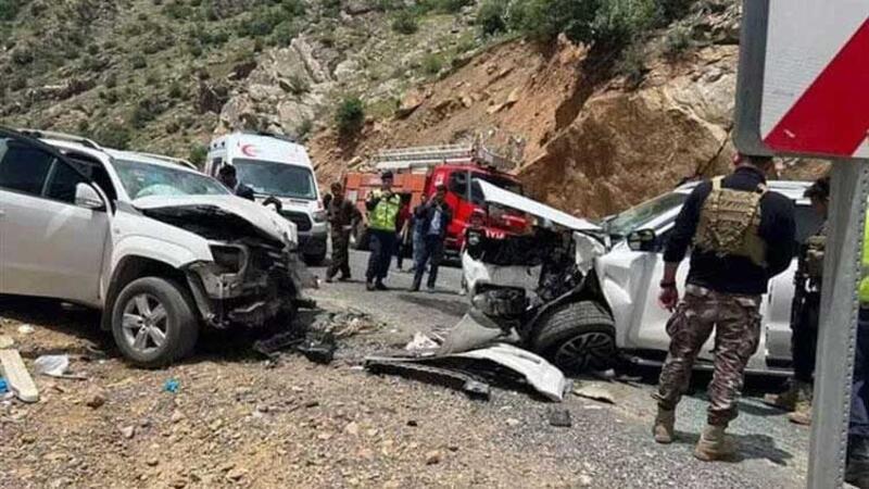 Hakkari'de Derecik Kaymakamı'nın makam aracı kaza yaptı: 6 yaralı
