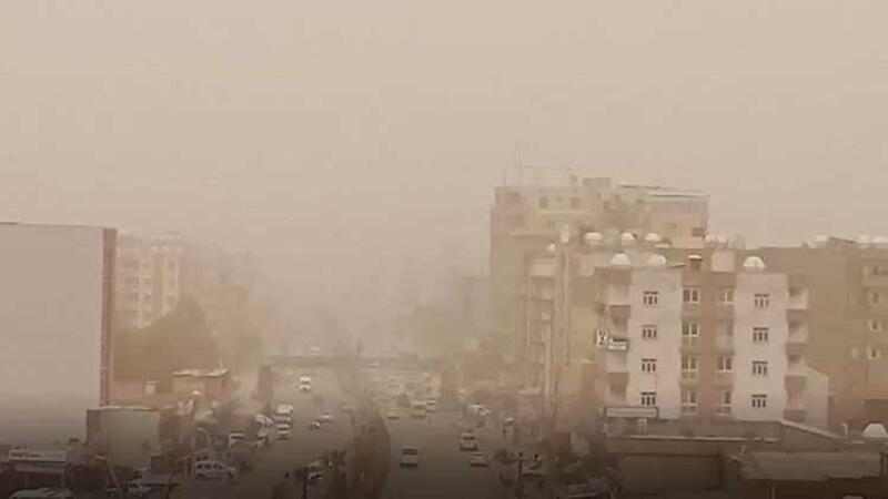 Irak’tan gelen kum fırtınası Şırnak’ta hayatı olumsuz etkiledi