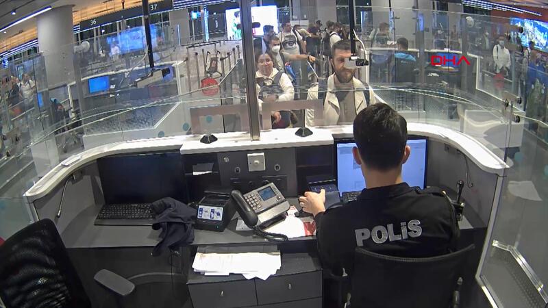 Sahte pasaportla Türkiye'ye girmek üzereyken İstanbul Havalimanı'nda yakalandı
