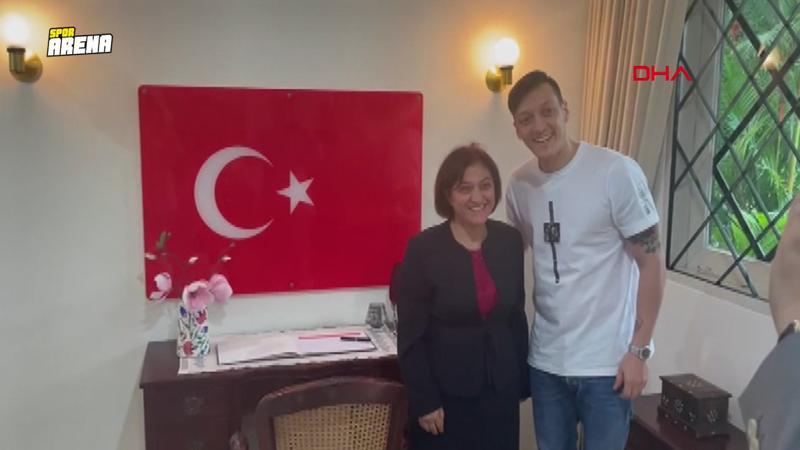 Mesut Özil, Türkiye Cumhuriyeti Cakarta Büyükelçiliği'ni ziyaret etti