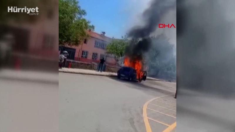 Yanan araç yokuşta kaydı, alevler otomobile ve ağaca sıçradı