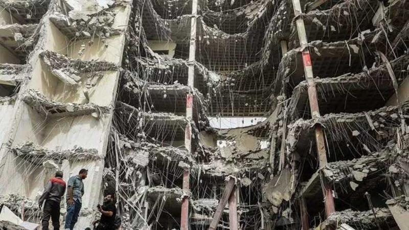 İran'da çöken binada ölü sayısı artıyor