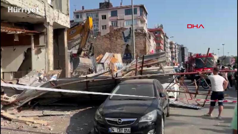 Kadıköy'de yıkım yapılan binadaki çökme çevredeki araçlara zarar verdi