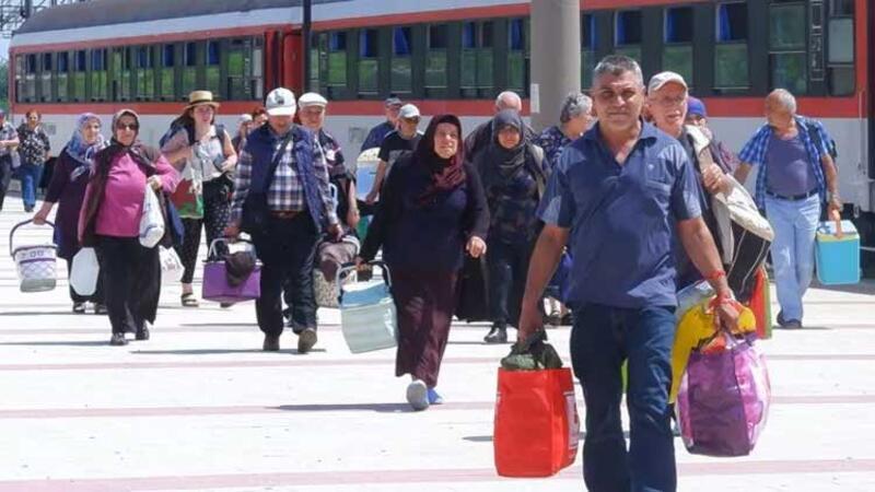 Yaz tatilini Türkiye'de geçirmek isteyen gurbetçiler, ana vatana gelmeye başladı
