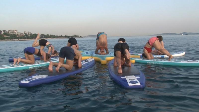 Dalgalar eşliğinde zorlu yoga keyfi