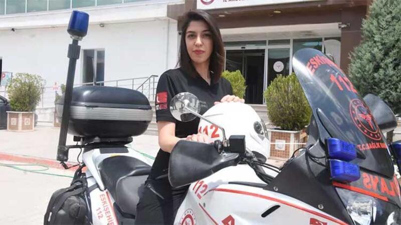Türkiye'nin tek motosikletli acil tıp teknisyeni Sabiha Sözer, vakalara 3 dakikada ulaşıyor