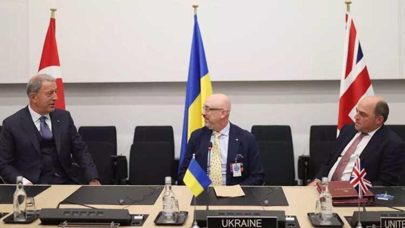Millî Savunma Bakanı Akar, İngiltere ve Ukraynalı mevkidaşlarıyla görüştü