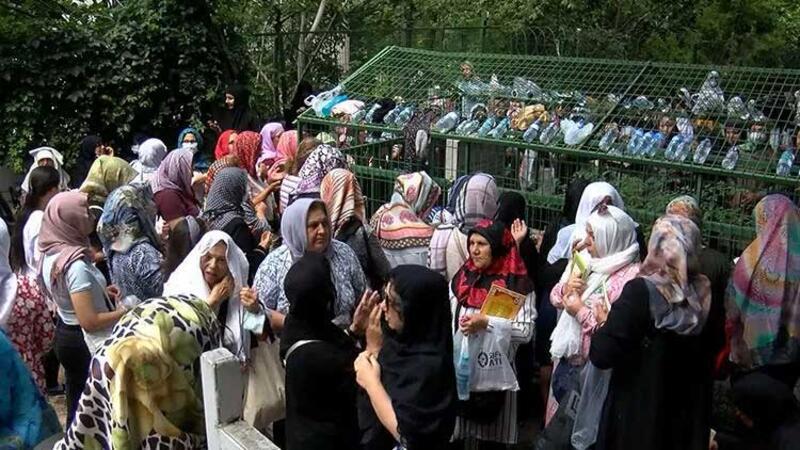 İstanbul'da YKS öncesi Zuhuratbaba türbesi doldu taştı