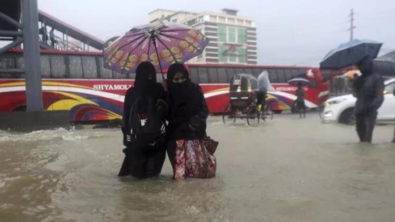 Hindistan ve Bangladeş’i muson yağmurları vurdu