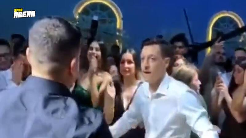Fenerbahçeli Mesut Özil, kız kardeşinin düğününde oynadı