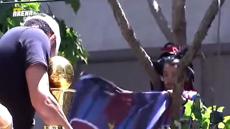 Golden State Warriors'ın şampiyonluk kutlamasında Stephen Curry'den rol çalan Türk: Hayati Emre Bilgin