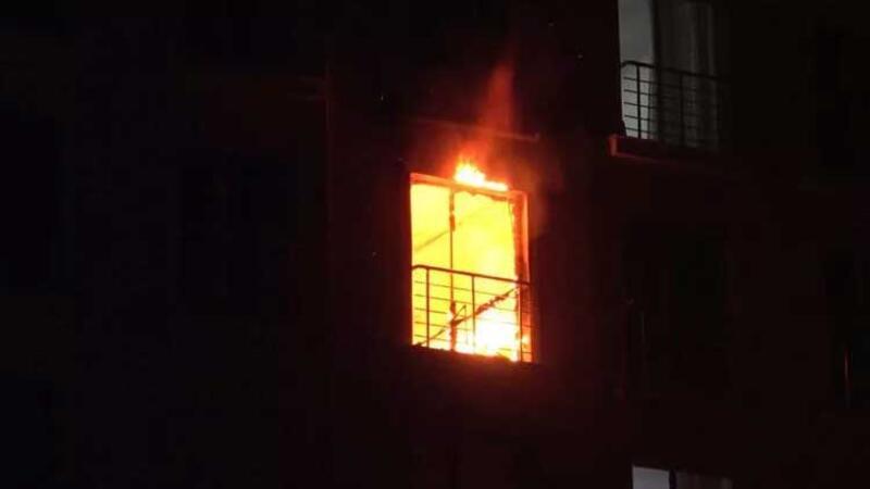 Yangında mahsur kalan vatandaş camdan atladı