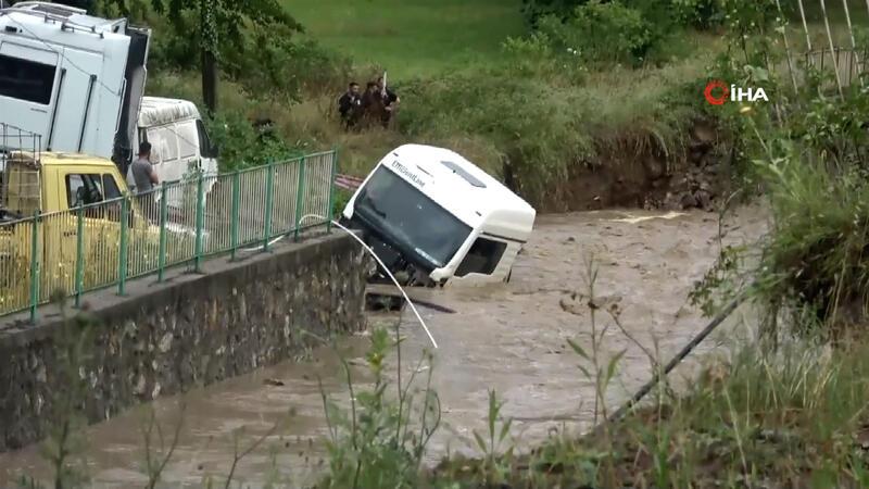Zonguldak'ta yoğun yağış nedeniyle araçlar suya gömüldü