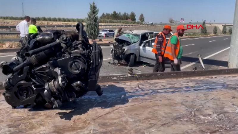 Otomobil, bariyerlere çarparak devrildi! 3 ölü, 1 yaralı