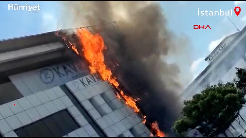 Başakşehir'de 4 katlı iş merkezinde yangın paniği