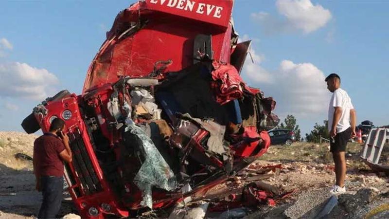 Kamyon 'ölüm virajı'ndan şarampole savruldu: 4 ölü