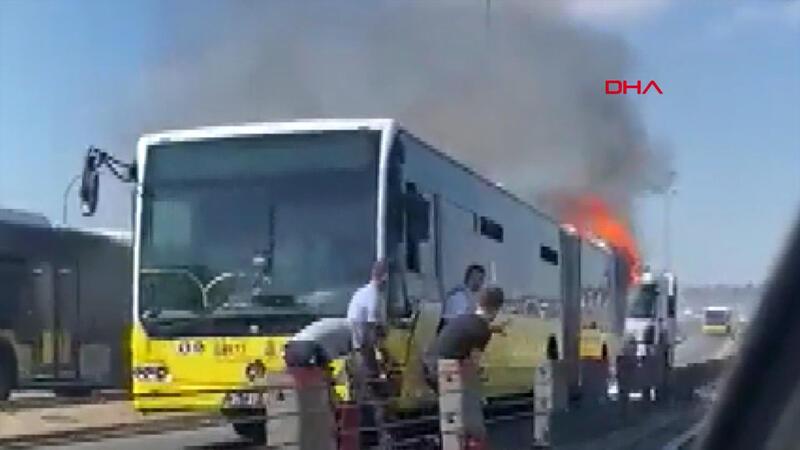 Haliç'te metrobüste yangın! Yolcular tahliye edildi