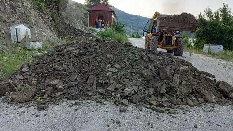 'Arsa bizim' dedi, toprak döküp turistik şelale yolunu kapattı