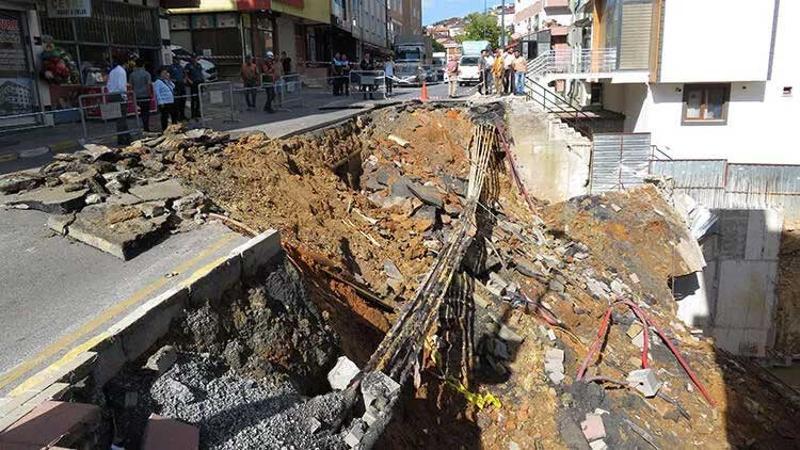 Üsküdar'da istinat duvarı çöktü