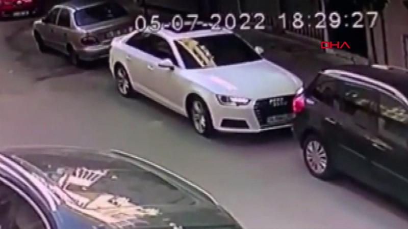 Sultangazi'de iki çocuk, çaldıkları otomobille araçlara çarpa çarpa ilerledi