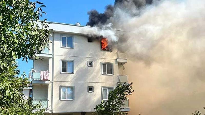Sancaktepe'de 4 katlı binanın çatısında yangın!