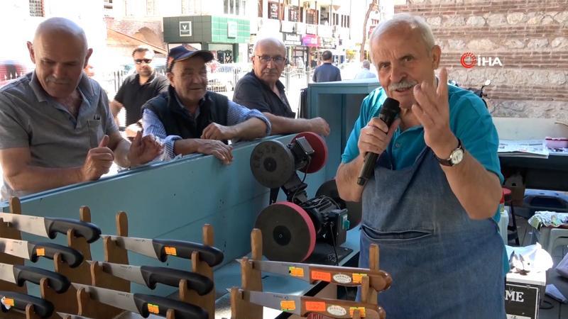 ‘Minik Kuş’ lakaplı bıçakçıdan müşterilerine mini konser