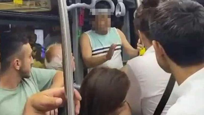 Metrobüste kadının fotoğrafını çekti, fark edilince 'Tamam sileceğim' dedi
