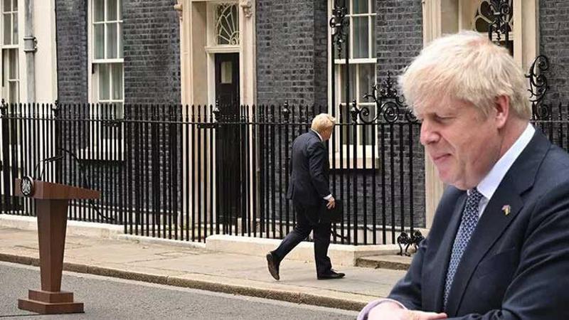 Boris Johnson istifa etti