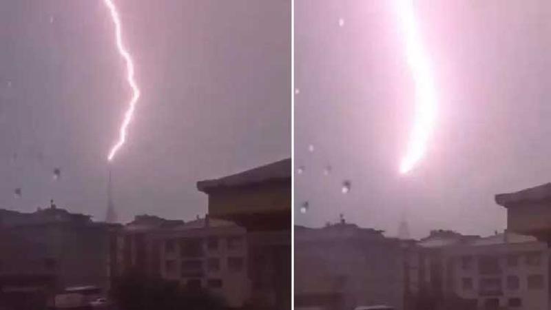 Çamlıca Kulesi'ne yıldırım düşme anı kamerada