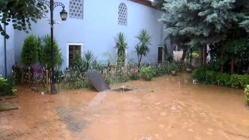 Sarıyer’de cami ve iş yerlerini su bastı
