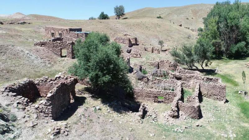 Sivas'ta terk edilen 'gizemli köy'de defineci talanı