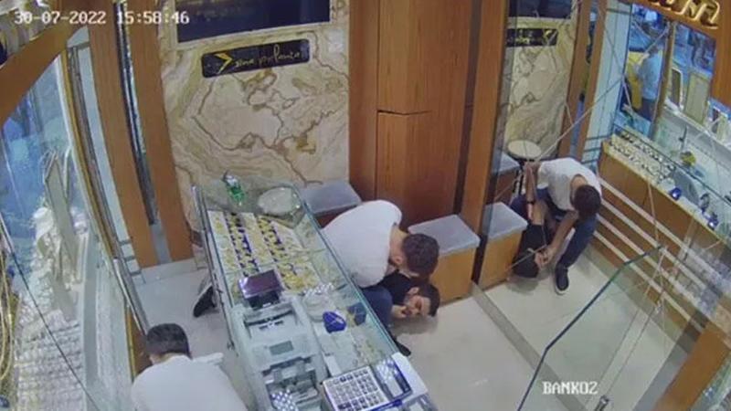 Dili boğazına kaçtı, kuyumcu kurtardı; o anlar kamerada