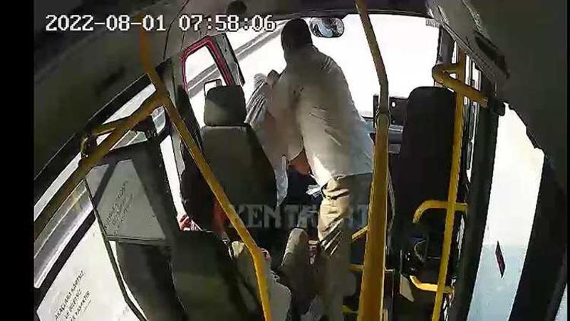 Hareket halindeki otobüs şoförüne yumruk attı