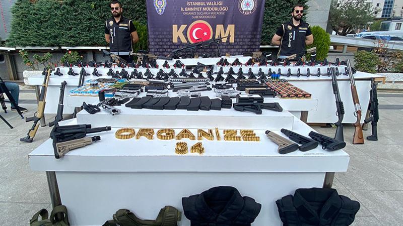 Evini cephaneliğe çevirmiş! Çakarlı araç, sahte Meclis kartı da çıktı