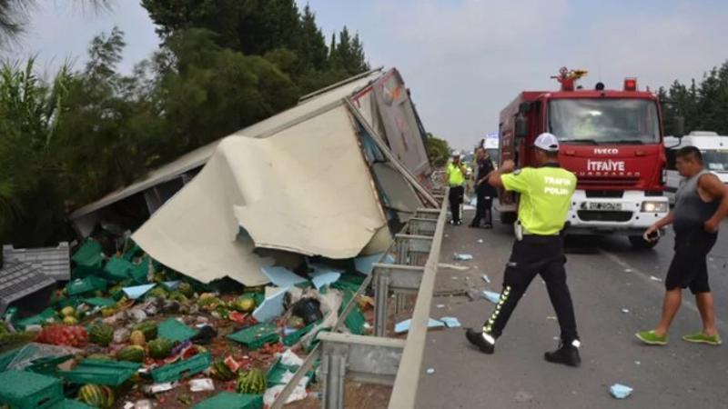 Antalya'da tur otobüsüyle kamyon çarpıştı: 1 ölü, 7 yaralı
