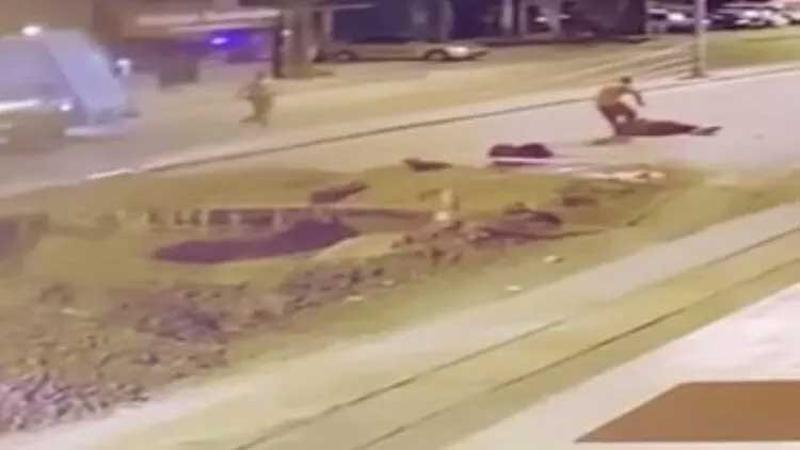 Motosikletli kurye, yol çalışmasında açılan çukura düştü