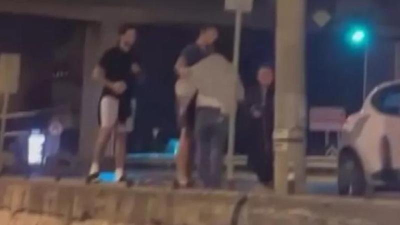 Büyükçekmece'de sokak ortasında eşini darbeden kişiye çevredekilerden müdahale