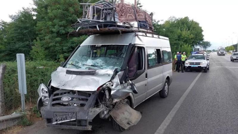 Fındık işçilerini taşıyan minibüs TIR'la çarpıştı! Yaralılar var