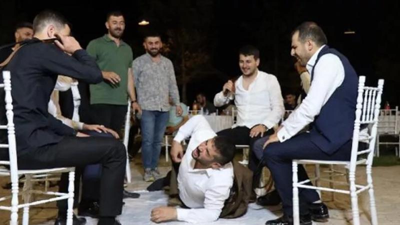 Kısır gecesinde damat ve sağdıcı güle oynaya dövdüler