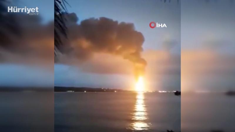 Küba'da akaryakıt tankerine yıldırım düştü