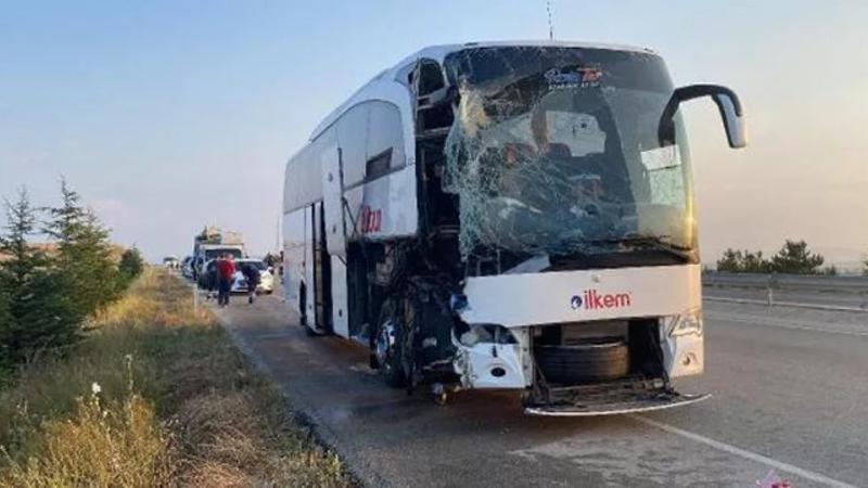 Afyonkarahisar'da emniyet şeridindeki TIR'a otobüs ve kamyon çarptı: 2 ölü 5 yaralı