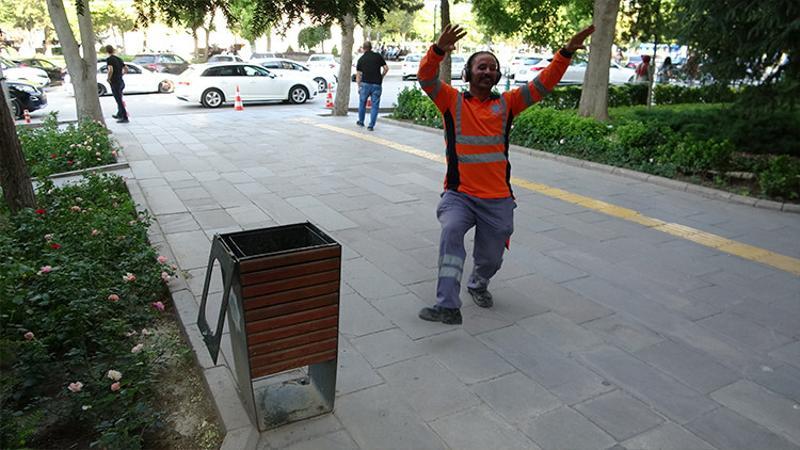 Temizlik işçisi hem işini yapıyor hem de gönlünce eğleniyor