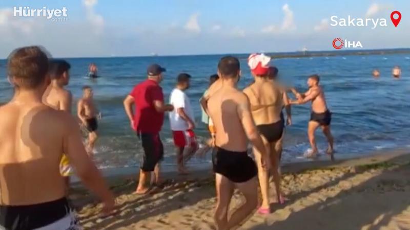 Plajda şortunu indirdiği iddia edilen 2 şahsı vatandaşlar darp etti... O anlar kameralara yansıdı