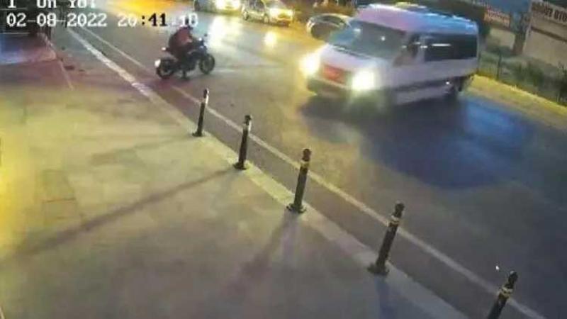 Aracını motosikletlinin üzerine sürdü