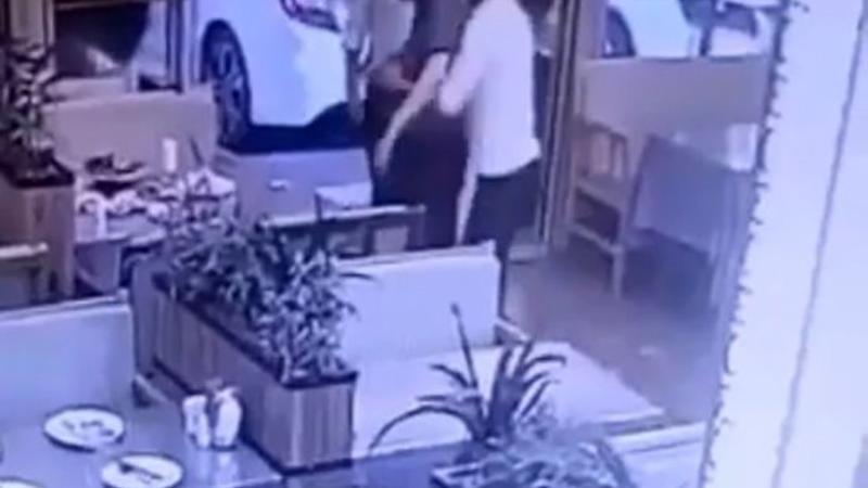 Boğazına yiyecek kaçan müşterisini 'heimlich' manevrasıyla böyle kurtardı