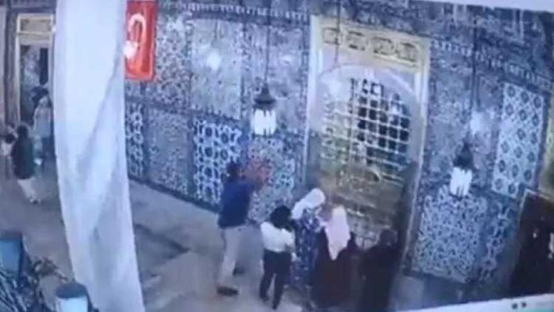 Eyüp Sultan Türbesi'ndeki saldırı kamerada
