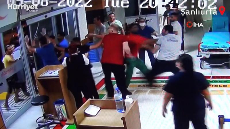 Önce eşini sonra sağlık çalışanlarını darp etti... O anlar güvenlik kamerasına yansıdı