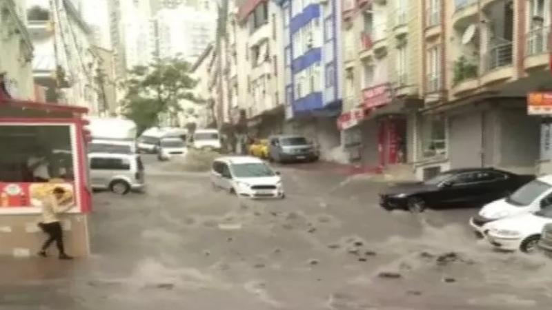 Esenyurt'ta etkili olan yağış nedeniyle kanalizasyon ve su tahliye kanalları patladı
